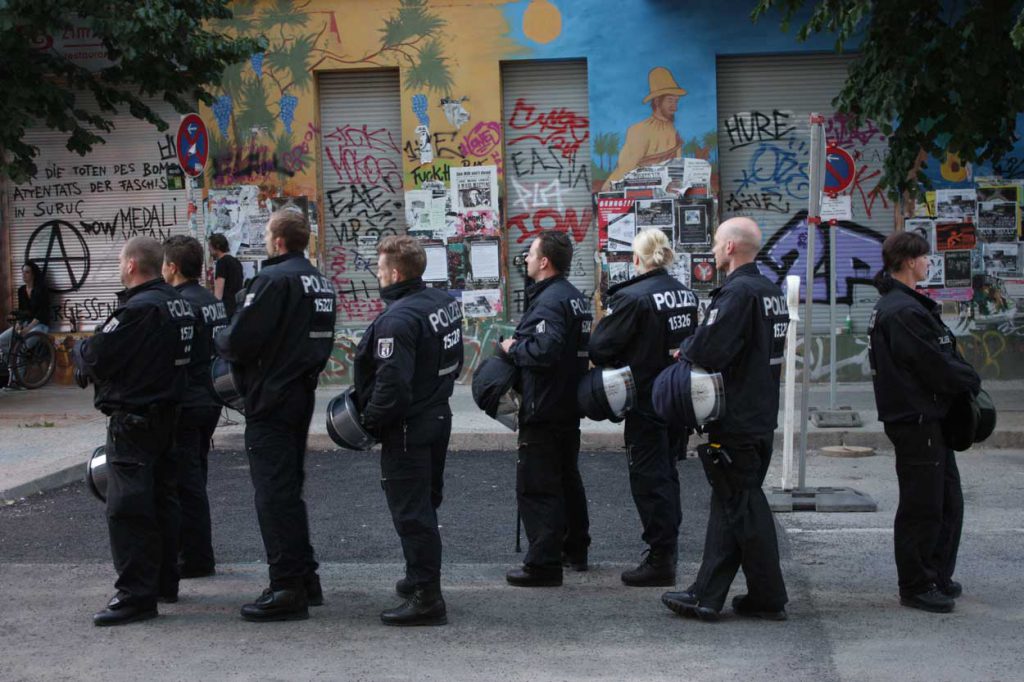 herumstehende Polizei